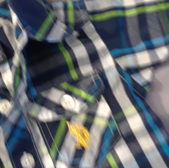 Size 6-9 month baby boys plaid button down shirt - Picture 3 of 8